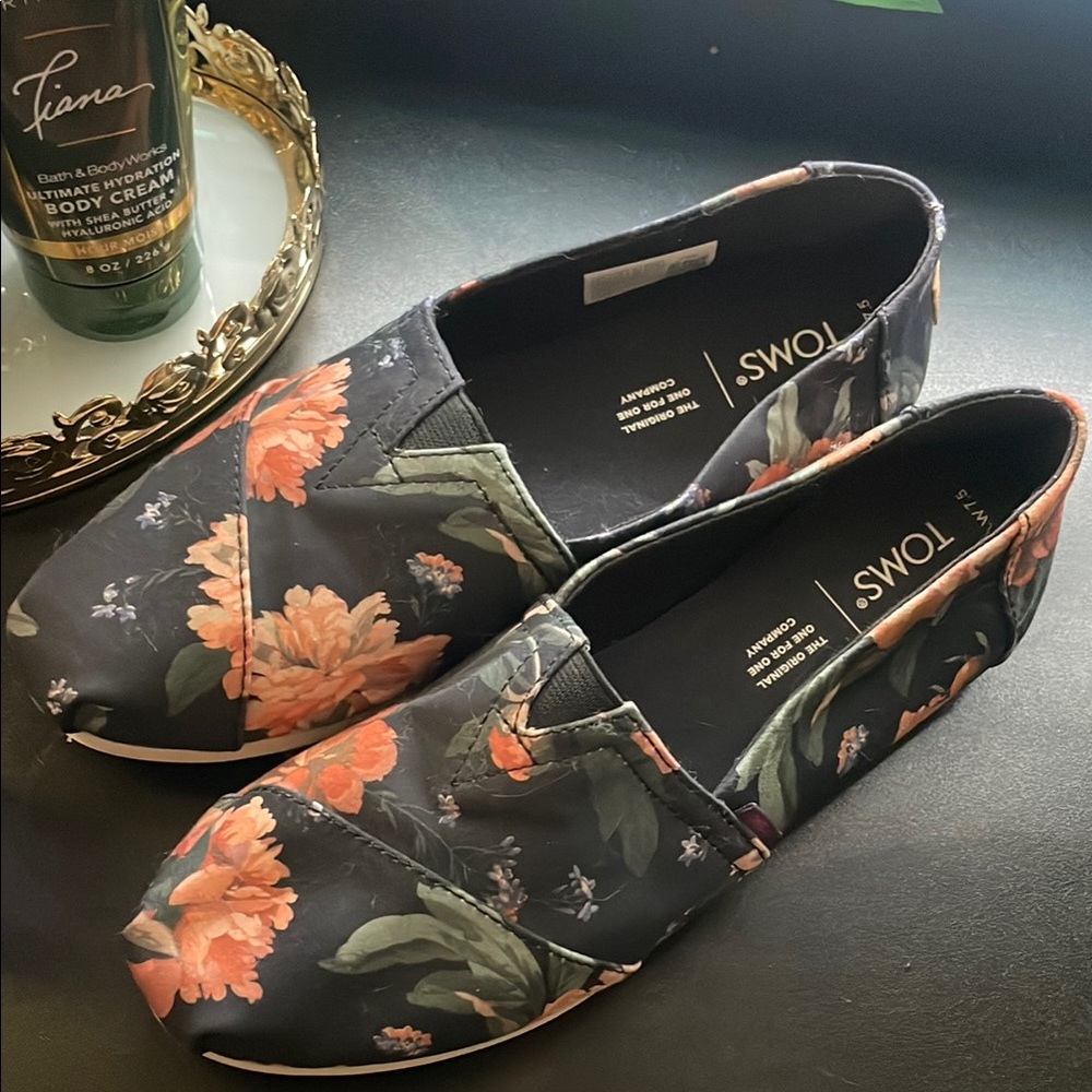 TOMS Women's Floral Black Slip-On Shoes